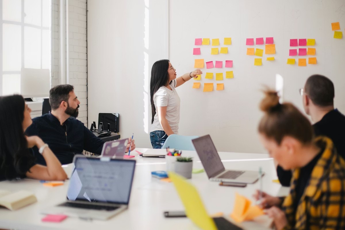 El futuro del trabajo en empresas de servicios: humanos con sistemas inteligentes