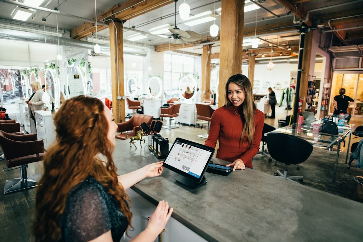 Asistentes automáticos y chatbots: cuál necesita una empresa de servicios
